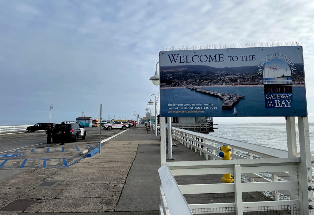 La emergencia impuso el cierre por precaución del muelle de Santa Cruz, considerado el de mayor antigüedad y extensión en madera en las costas de Estados Unidos. Fue construido en 1914 y se extendía 2,745 pies (837 metros).