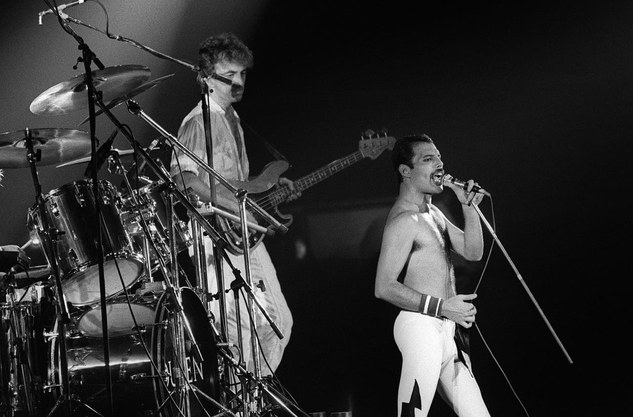 <b>Freddy Mercury, vocalista del grupo Queen</b>. Confirmó que era VIH positivo y había desarrollado sida en un comunicado dado a conocer un día antes de su muerte, el 24 de noviembre de 1991. Falleció por una neumonía consecuencia de la enfermedad.
<br>