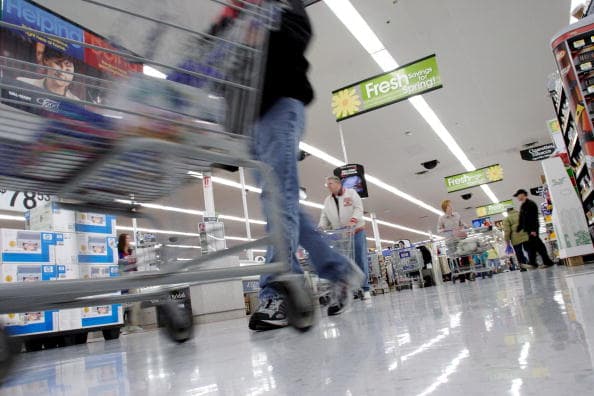 Los artículos exclusivos de Walmart incluidos en el programa son:
<br>
<br>Crema condensada de champiñones Campbell's (lata de 10.5 onzas). 
<br>
<br>Botella de Coca Cola de 2 litros.
<br>
<br>Todas las variedades de pavo asado Butterball de 3 libras o $ 9.98 de reembolso en efectivo. Todos los pavos enteros Butterball