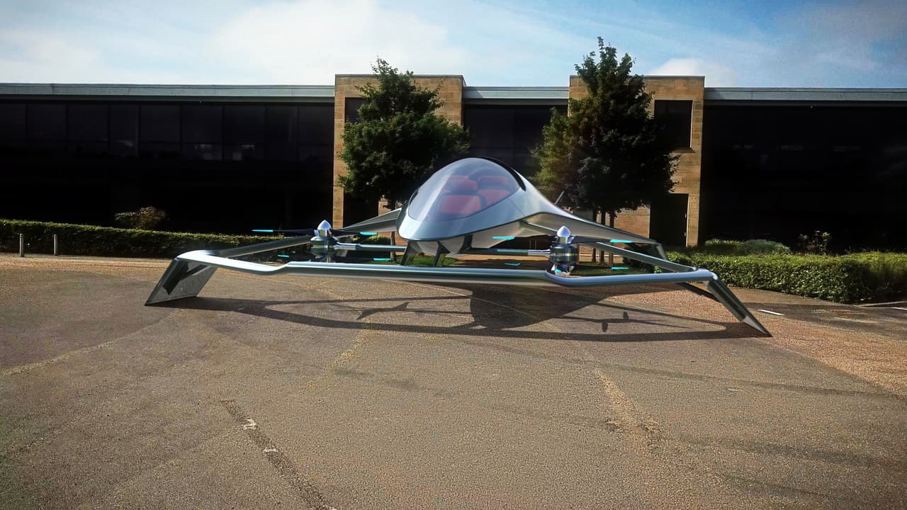El Aston Martin Volante Vision Concept, fue desarrollado en cooperación con la 
<b>Universidad de Cranfield</b>, la misma institución educativa que colaboró en el proyecto del 
<b><a href="https://www.univision.com/noticias/vehiculos-autonomos/clasico-adaptado-para-manejo-autonomo-busca-lograr-proeza-en-inglaterra" target="_blank">Ford Mustang clásico de manejo autónomo</a></b> presentado en el Festival de la Velocidad Goodwood 2018, el fabricante de equipos aéro-espaciales 
<b>Cranfield Aerospace</b> y 
<b>Rolls-Royce</b> (el fabricante de equipos aeronaúticos, no el fabricante de automóviles) quien provee la motorización.