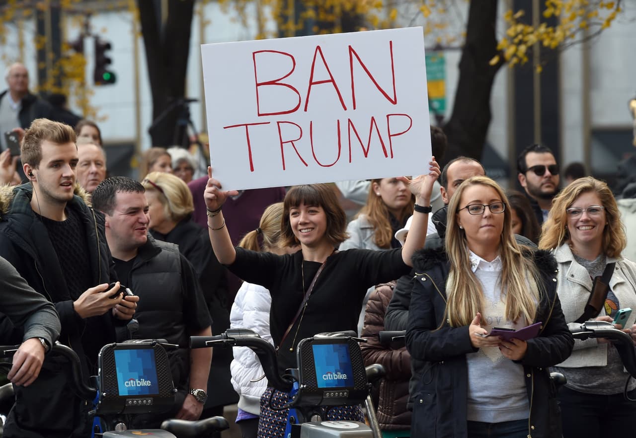 Manifestantes en contra de Donald Trump.