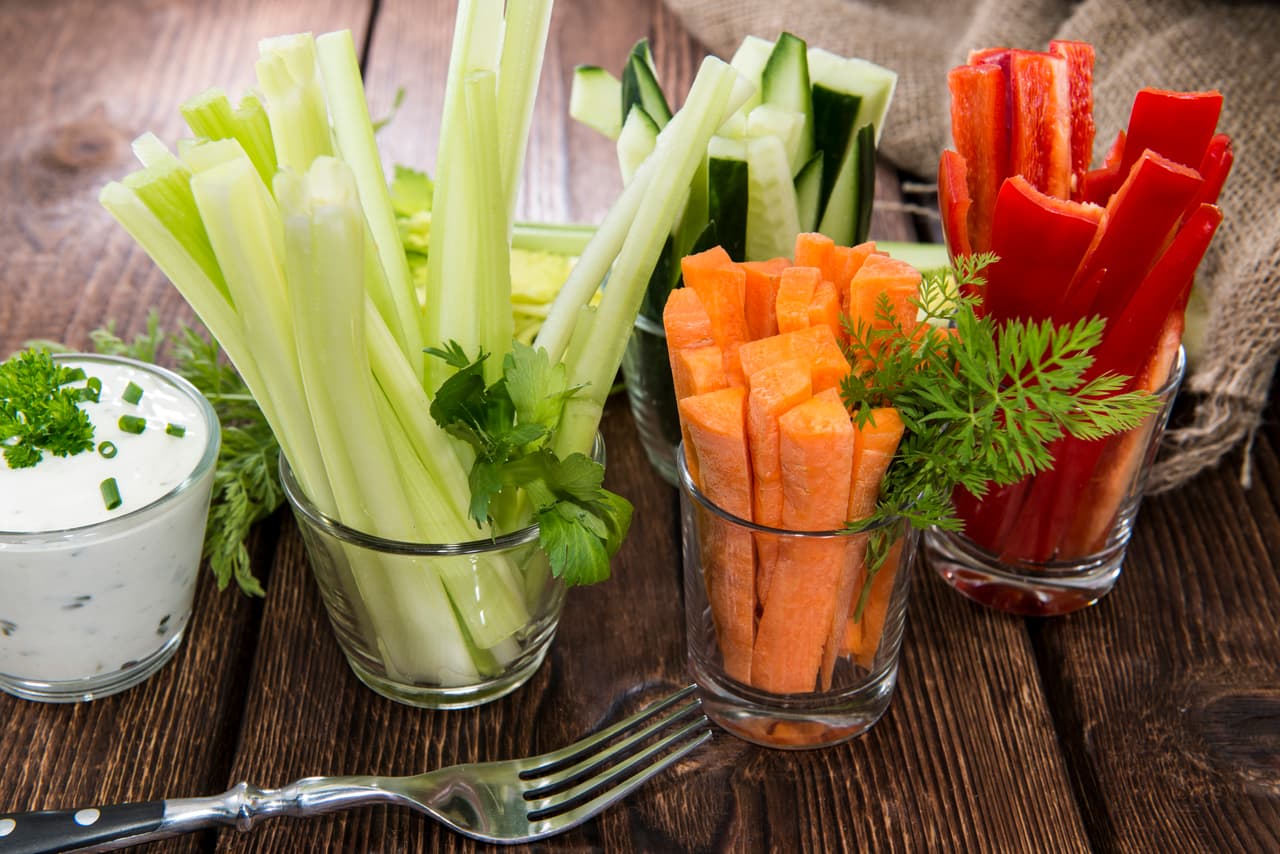 <b>Unta verduras, no papas fritas. </b>Y, de ser posible, con una crema ligera. Este es un snack muy saludable y una forma (a veces la única) de comer zanahorias o apio crudos sin casi darse cuenta
<b>. </b>