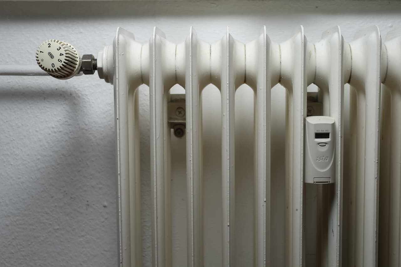 <b>Aléjate de los radiadores</b>. Las personas, las mascotas, incluso los muebles deben mantenerse a una distancia prudencial de los calefactores, sean de pared o portátiles.