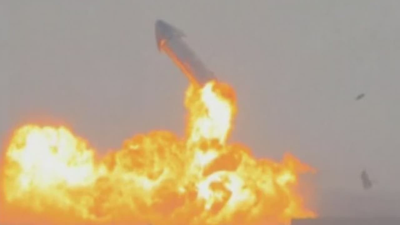 En las imágenes se puede ver cómo brotan las llamas junto a la base en que se posa la futurista nave Starship, de SpaceX. El estallido es tan fuerte que el vehículo espacial sale literalmente disparado luego de protagonizar un vuelo de prueba a más de seis millas de altura.