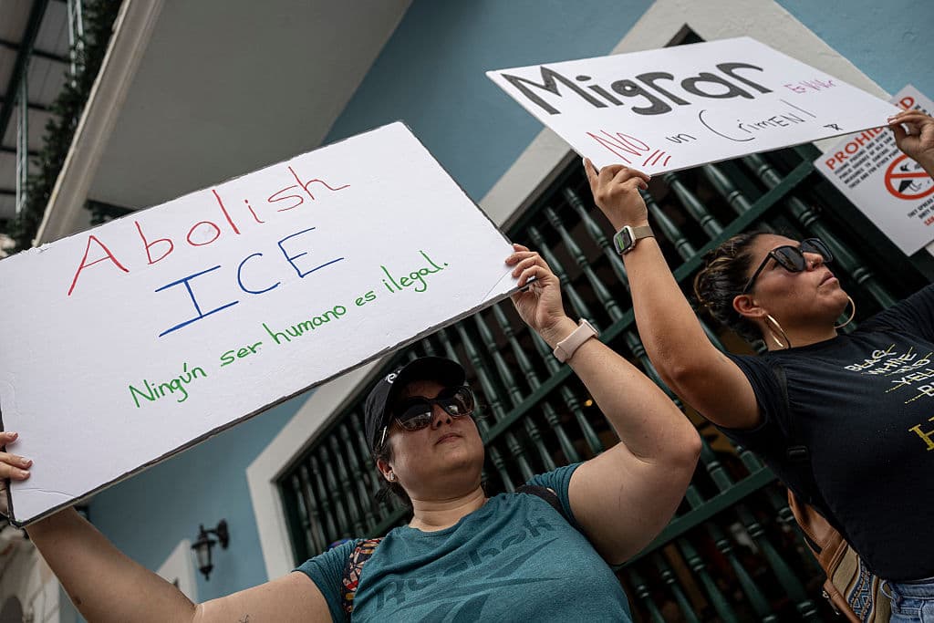 Las protestas en San Juan denunciaron la entrega de datos de migrantes por parte del gobierno puertorriqueño a agencias federales de EE.UU. Activistas señalaron que las redadas migratorias en Puerto Rico tienen un claro componente racista contra personas negras y caribeñas.