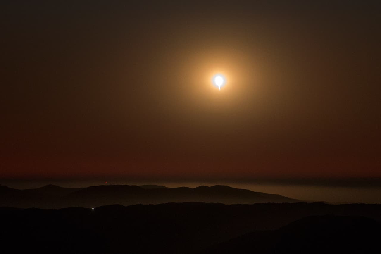 En total 24 personas han visitado la Luna, todos ellos estadounidenses. Solo 12 de ellos estuvieron en su superficie. El Apolo 17 de la NASA fue la última nave que llevó humanos al satélite terrestre, en diciembre de 1972.