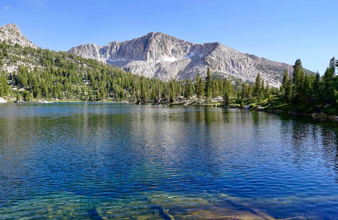 <b><a href="https://www.fs.usda.gov/detail/sierra/recreation/?cid=stelprdb5245641" target="_blank">Edison Lake</a></b>
<a href="https://www.fs.usda.gov/detail/sierra/recreation/?cid=stelprdb5245641" target="_blank"> </a>
<br>Este majestuoso lago está ubicado en la zona central de California, cerca de Fresno. En el embalse se puede apreciar la belleza de la Sierra Nevada. Es un destino rural que ofrece camping, paseos en bote, senderismo y pesca.
<br>
<br>Este lago es solo uno de las larga lista de 
<a href="https://www.univision.com/local/los-angeles-kmex/los-magnificos-lagos-de-california-que-debes-visitar-durante-esta-primavera-fotos">hermosos lagos en el estado</a> dorado.