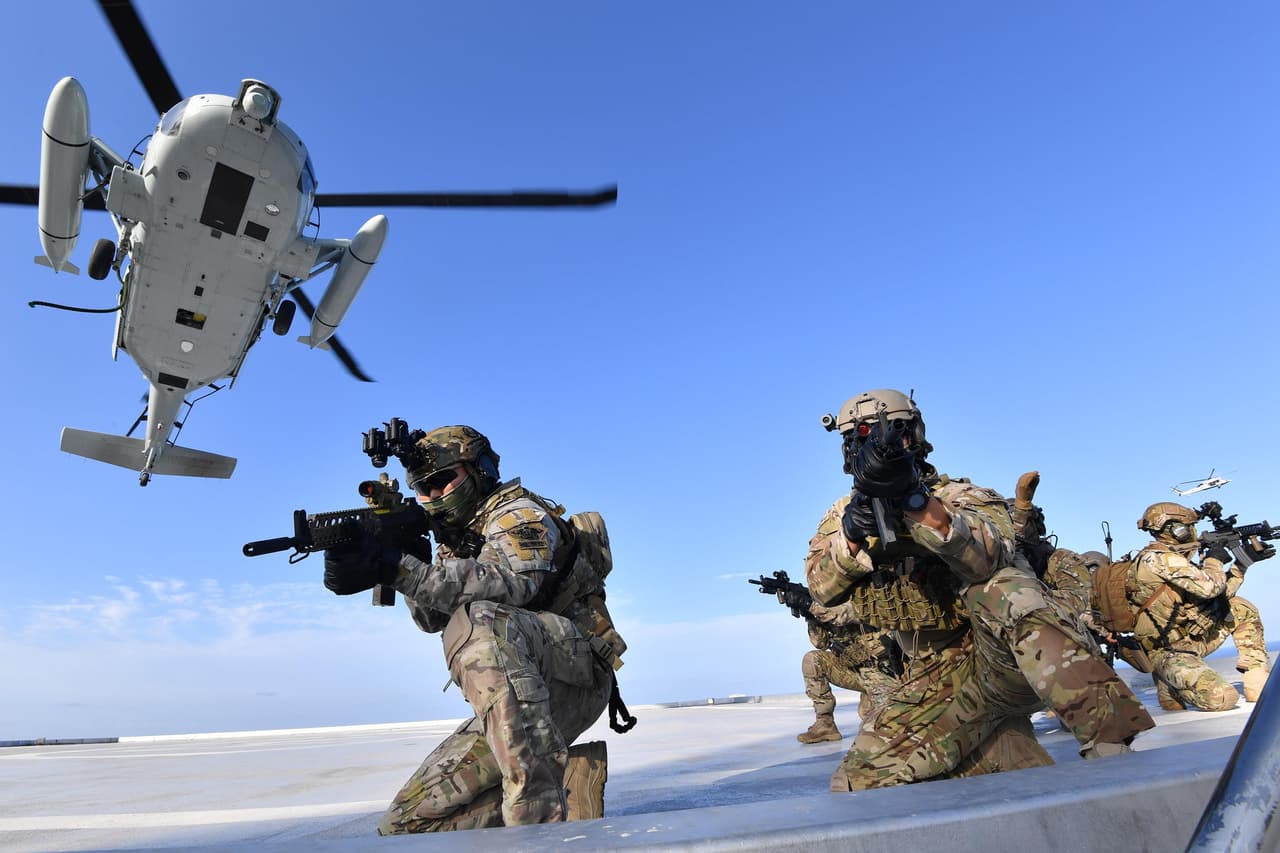 <b>Puesto 7. Corea del Sur. </b>Su población es de aproximadamente 51,000,000 de habitantes.
<b> </b>Tiene un total de 5,827,250 militares, de los cuales solo 625,000 son activos. Cuenta con 1,614 aeronaves, 2,654 tanques, 166 buques (un portaaviones, 12 destructores y 16 submarinos, entre otros). Tiene un Powerindex de 0.1761 puntos.