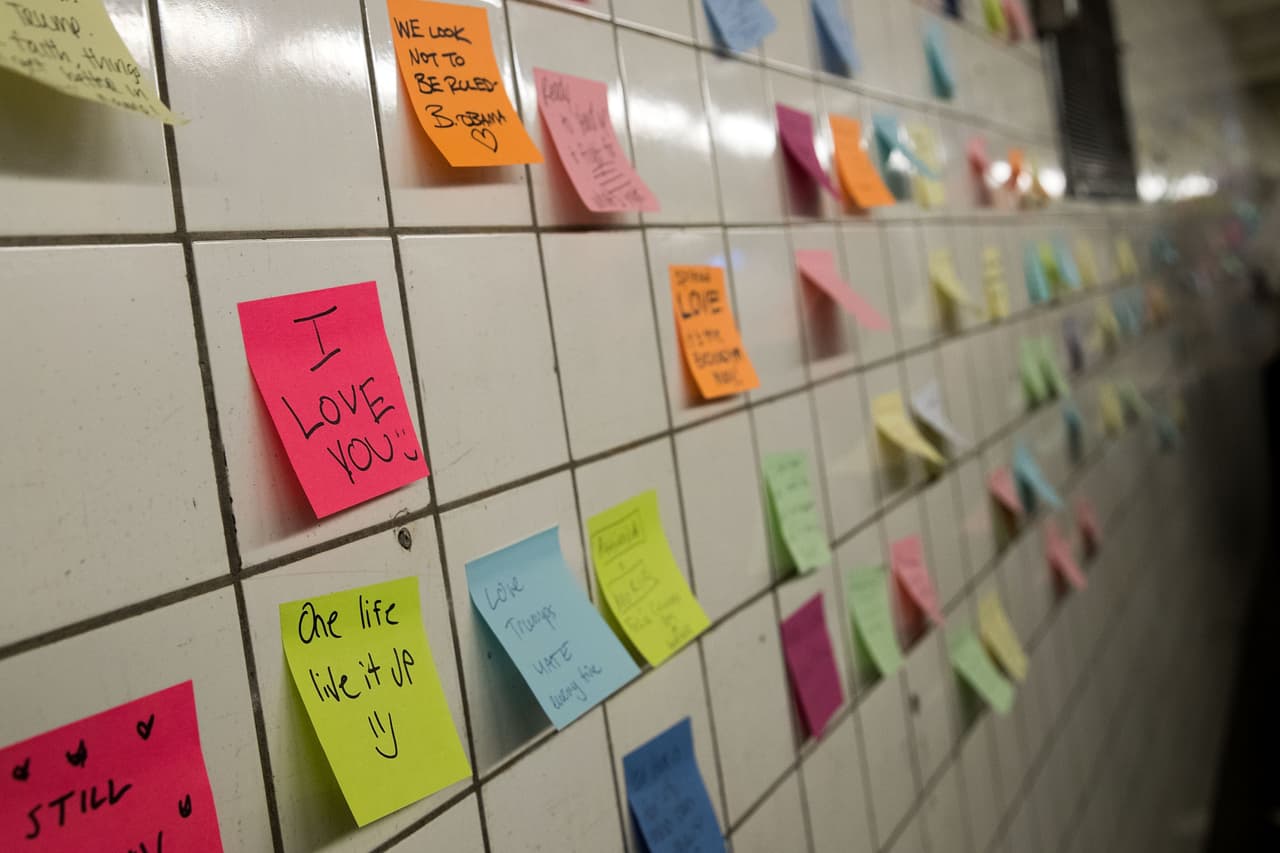 Días después de las elecciones, tras el triunfo de Donald Trump, en el metro de la Sexta Avenida de Nueva York, un proyecto artístico titulado 'Subway Therapy' llenó las paredes con post-its de colores en donde la gente ponía mensajes positivos para alentar los ánimos de los que no habían votado por el republicano.