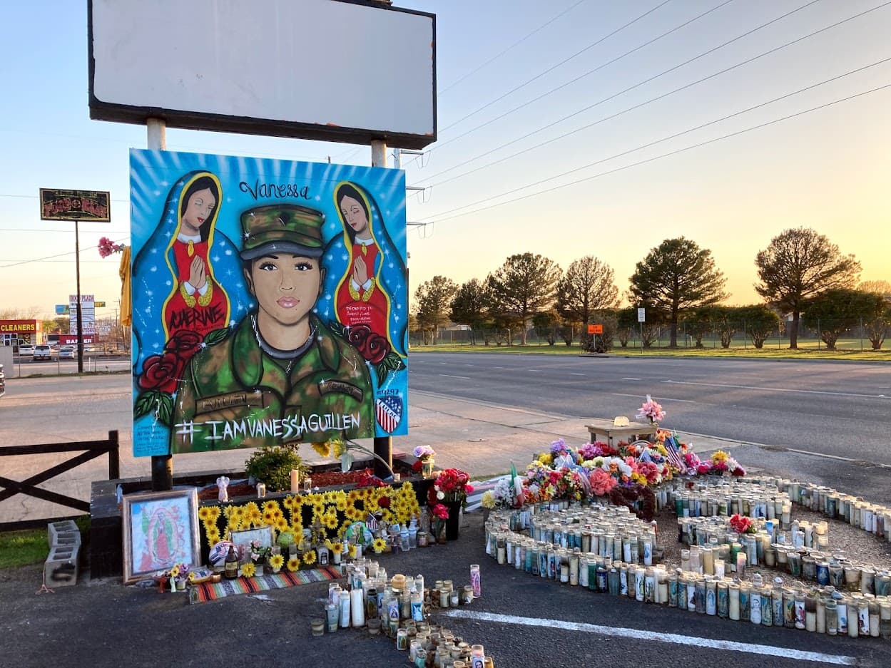 Un mural en honor a Vanessa Guillén cerca de la entrada de la base militar de Fort Hood en Killeen, Texas, donde fue asesinada está adornado con flores y velas. En la parte posterior contiene cientos de mensajes de buenos deseos.