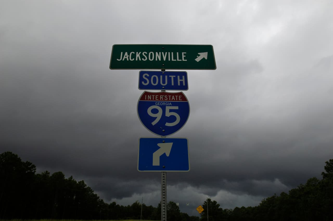 <b>Puesto 3. Interestatal 95 (I-95). 55.1 muertes por cada 100 millas. </b>Recorre la costa este de sur a norte, desde Florida hasta Maine. En sus 1,926 millas tuvo 1,061 accidentes fatales y ocupó el segundo lugar en accidentes por condiciones climáticas adversas (19.2 accidentes fatales por cada 100 millas) y el tercer lugar en accidentes ocasionados por conductores ebrios (13.8 accidentes fatales cada 100 millas).
<br>