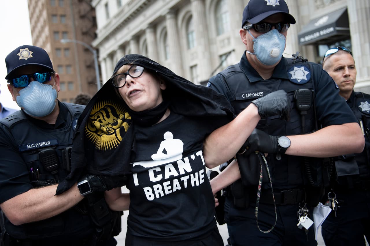 Una de las manifestantes con una camisa que recuerda las últimas palabras pronunciadas por Floyd –"No puedo respirar"– es arrestada por la policía de Tulsa.