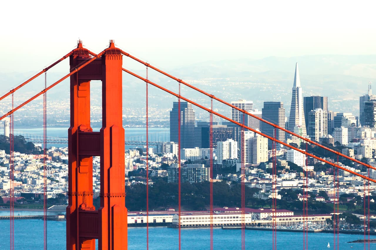 <h3 class="cms-H3-H3">4. San Francisco, California</h3>
<br>
<br>➡️ Cantidad de personas sin techo: 7,800
<br>
<br>El problema de la falta de vivienda en San Francisco data de los años setenta, de acuerdo con World Population News, y ha continuado hasta el día de hoy. Parte de este problema es la industrialización, lo que llevó a que una cantidad importante de personas perdieran su empleo. Sumado a esta situación, la ciudad ha experimentado un rápido aumento en el costo de la vivienda. 
<br>