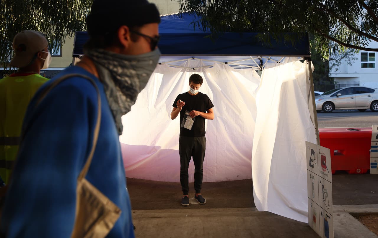 Entretanto, los casos y las hospitalizaciones en el condado de Los Ángeles alcanzan los números más altos desde la declaración de la pandemia de coronavirus.