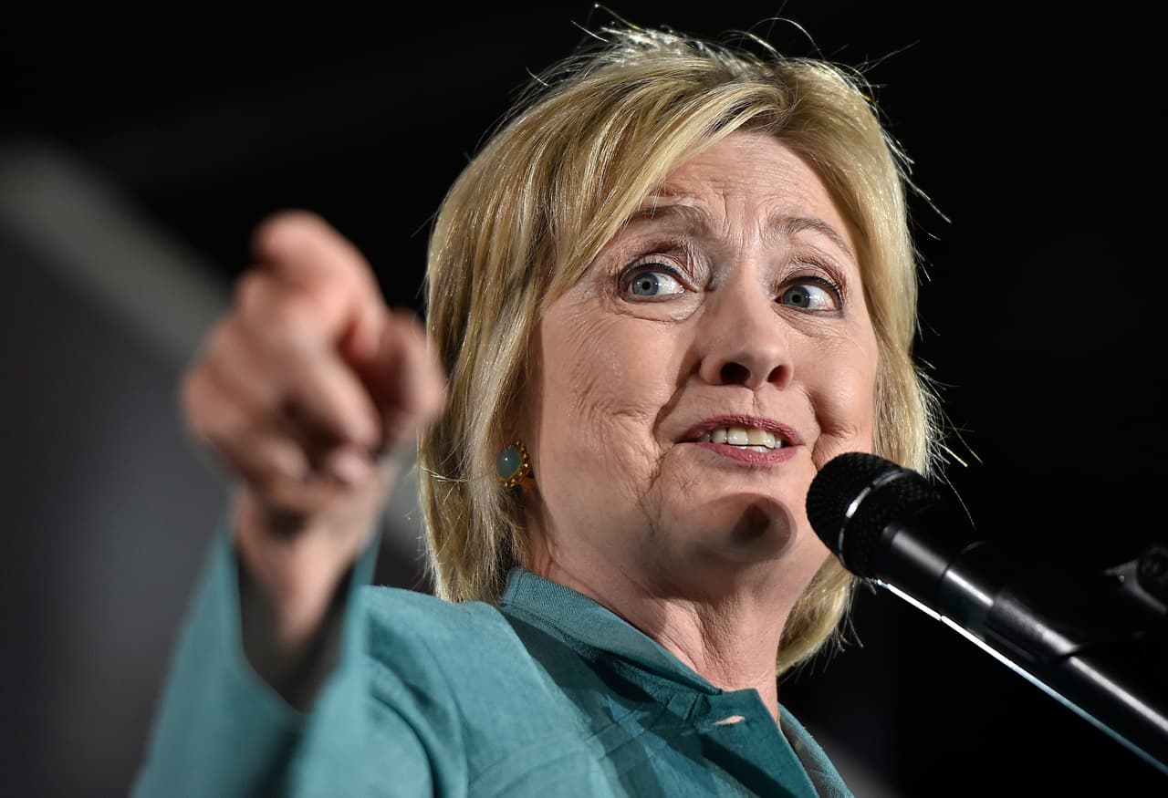 Clinton reta a Trump y publica su última declaración de impuestos