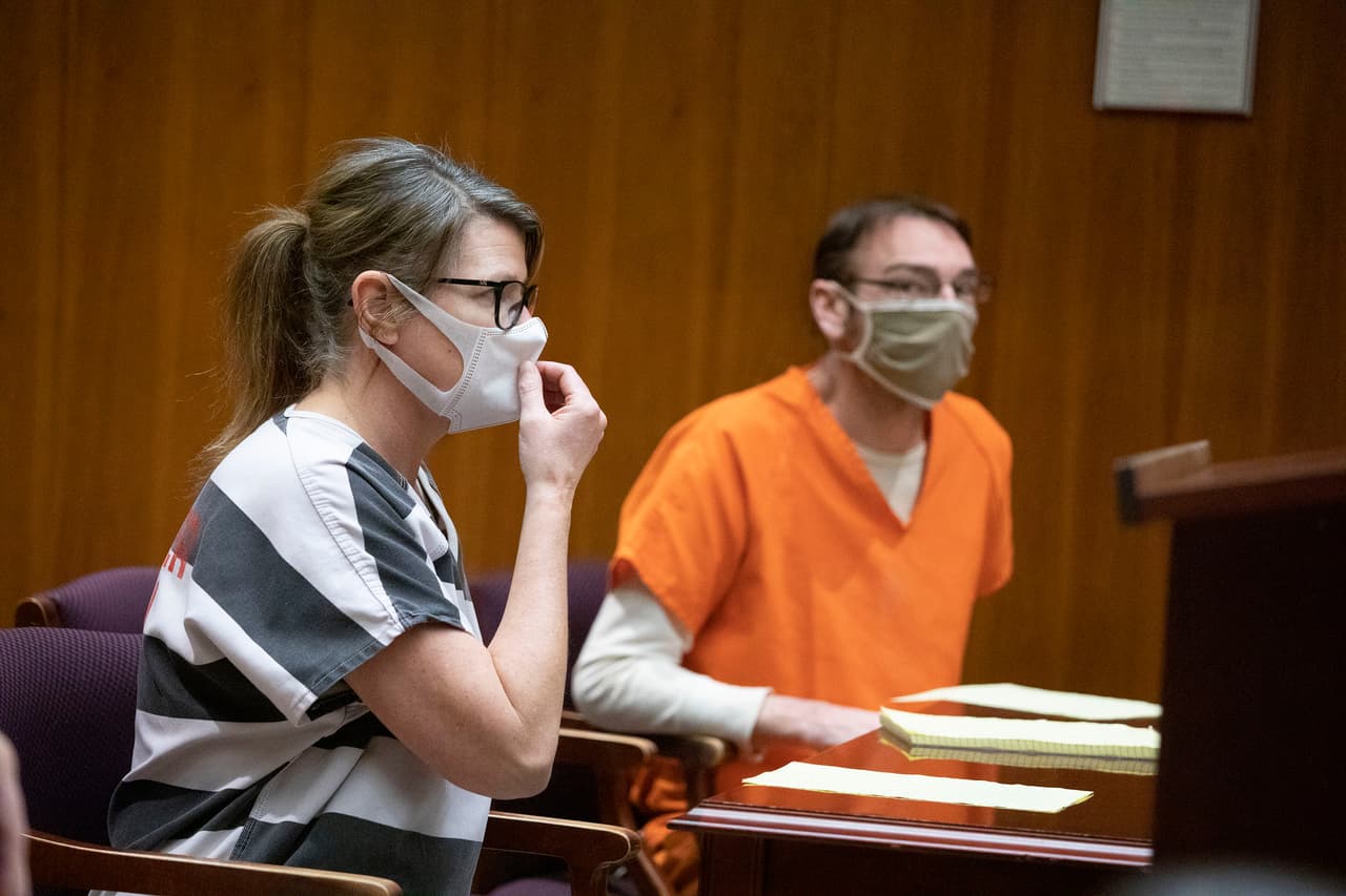 Los padres de Crumbley, Jennifer y James Crumbley, en una audiencia previa a su juicio el pasado 22 de marzo de 2022.