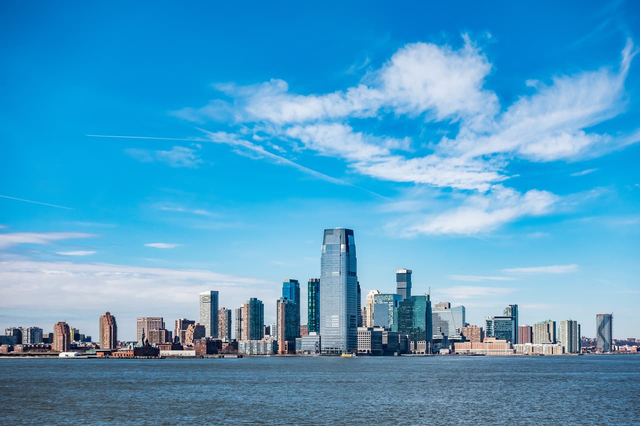 <b>Puesto 1: Jersey City, Nueva Jersey.</b>
<br>
<br>El alquiler mensual promedio en esta ciudad de Nueva Jersey 
<b>se disparó de $3,308 en 2021 a $5,500 en 2022. </b>Eso es un aumento del 66.25%, es el tercero más alto en todo el ranking. Jersey City está ubicada en una de las zonas de 
<i>real state</i> más caras del mundo, justo al otro lado del Hudson frente a 
<a href="https://www.univision.com/temas/nueva-york">Manhattan, Nueva York.</a>