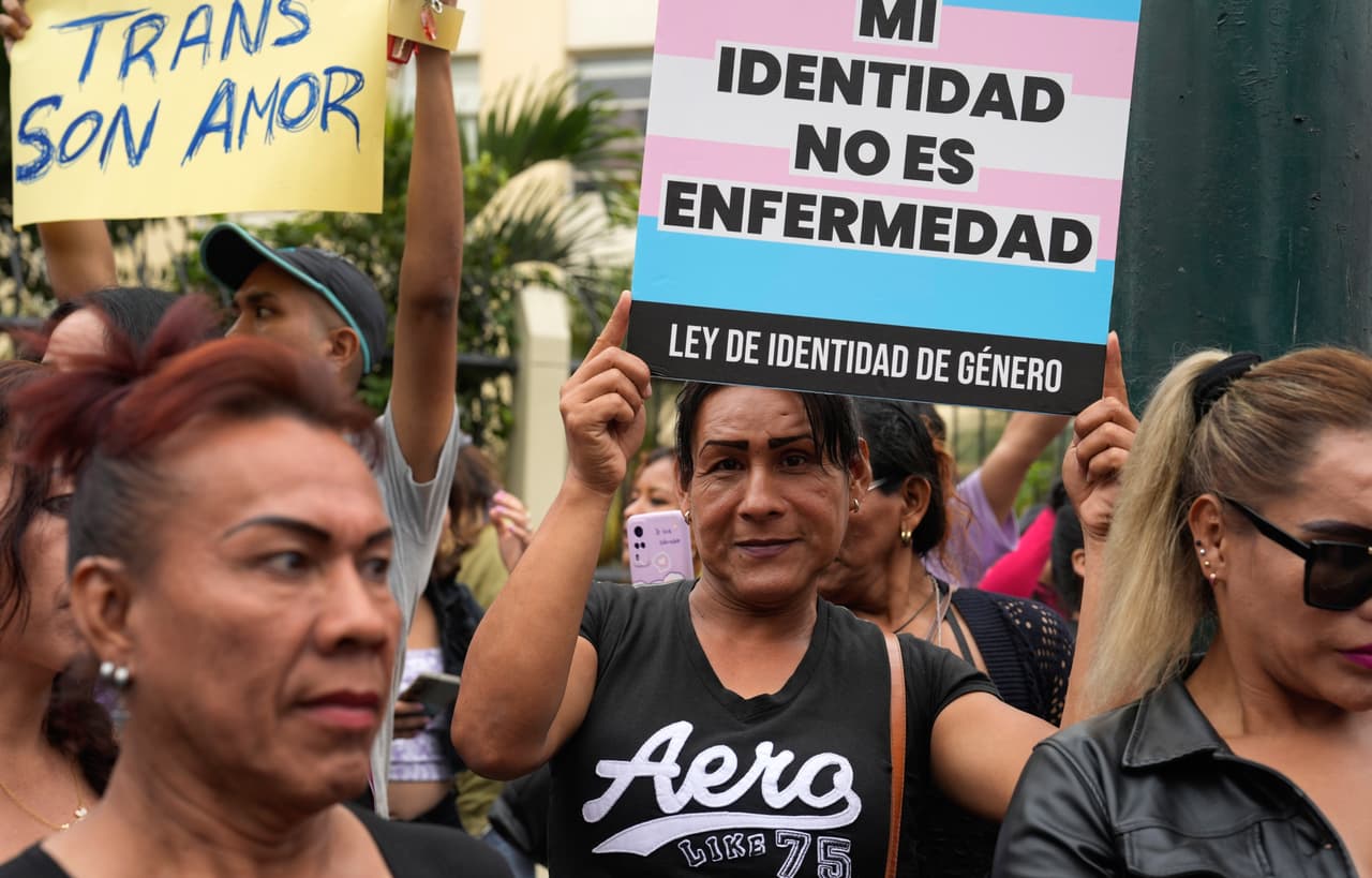 Un decreto que dice que la transexualidad es un "trastorno mental" desata protestas en Perú