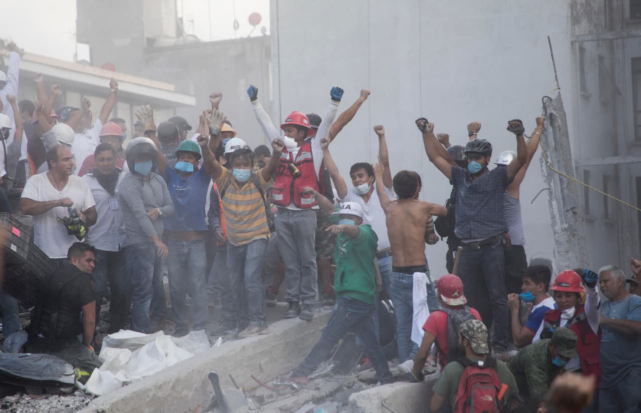 La orden de hacer silencio comienza sobre el edificio derrumbado, donde los expertos, sean de cuerpos de oficiales o los Topos, intentan comunicarse con los sobrevivientes.