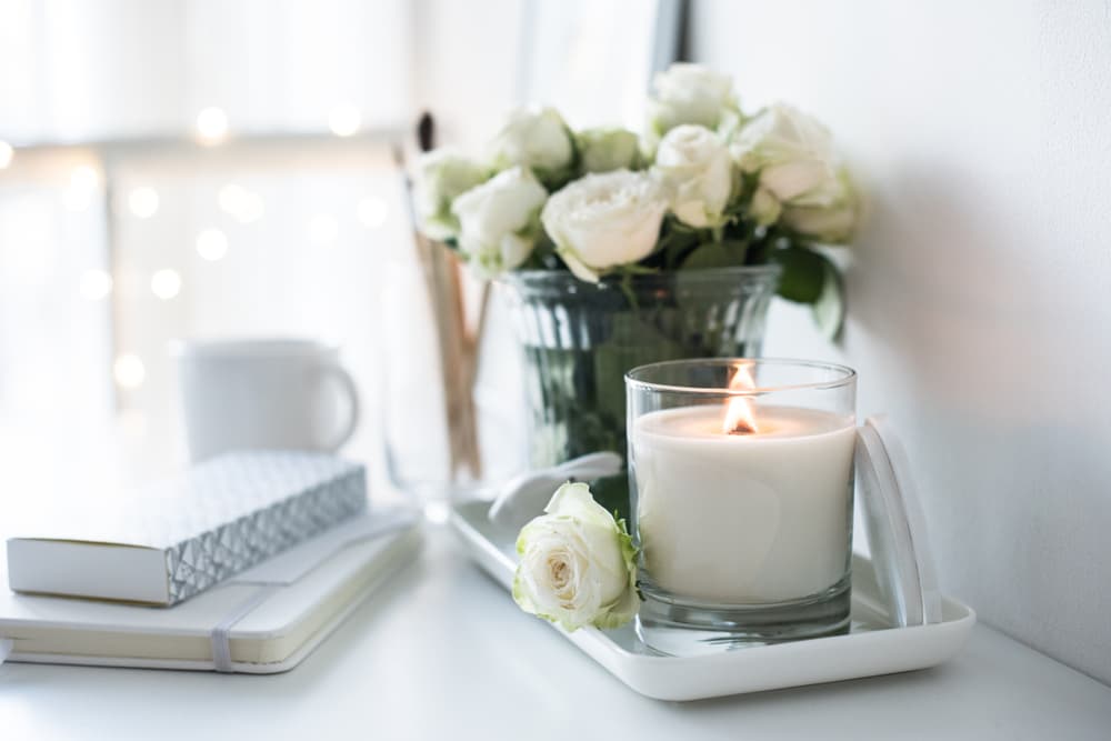 Ambientar la casa con velas blancas, gardenias, rosas blancas, claveles y jazmines. Si vas a limpiar la casa no utilizar desinfectantes artificiales que contengan cloro, amoniaco o esencias químicas dudosas.