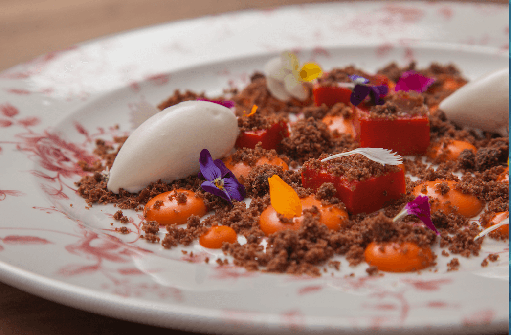 Panna cotta de mamey con crumble de maíz y helado de hueso de mamey