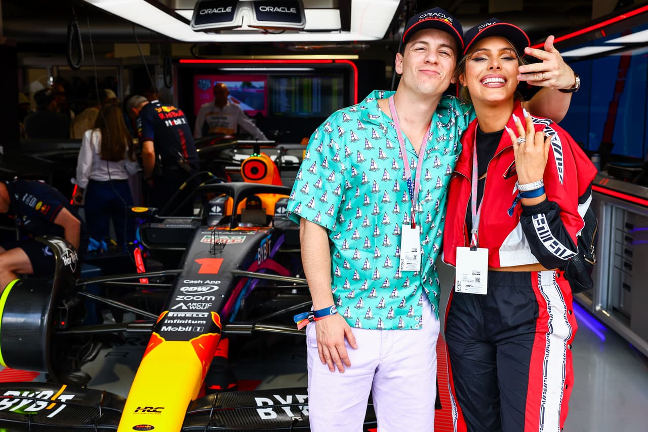 <h2 class="cms-H2-H2">Lele Pons y Guaynaa</h2>
<br>
<br>Se conocieron durante la grabación del tema 'Se Te Nota', y desde ahí se notó que hubo química entre los dos. En 2020 oficializaron su relación y 
<a href="https://www.univision.com/musica/en-fotos-lele-pons-y-guayanaa-se-casaron-revive-los-mejores-momentos-de-su-boda-fotos" target="_blank">en 2023 se casaron</a> después de que Guaynaa le propusiera matrimonio a Lele durante un show en Tomorrowland.