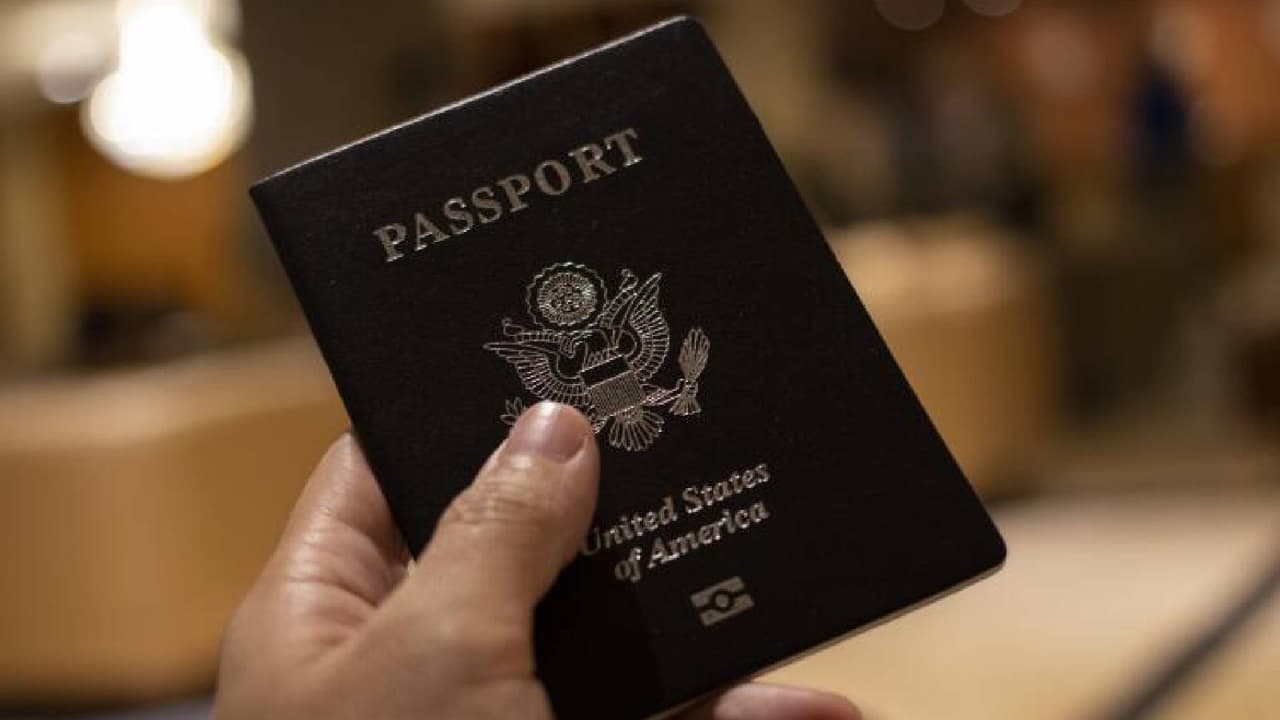 <h2 class="cms-H2-H2">¿Qué documentos necesito para tramitar el Travel ID?</h2>
<br>Tramitarlo es muy sencillo y sólo necesitas presentar un comprobante de identidad con alguno de los siguientes documentos:
<br>- Certificado de Nacimiento.
<br>- Pasaporte de los Estados Unidos.
<br>- 
<a href="https://www.univision.com/local/arizona-ktvw/que-es-la-passport-card-diferencia-con-pasaporte">Tarjeta de Pasaporte</a>.