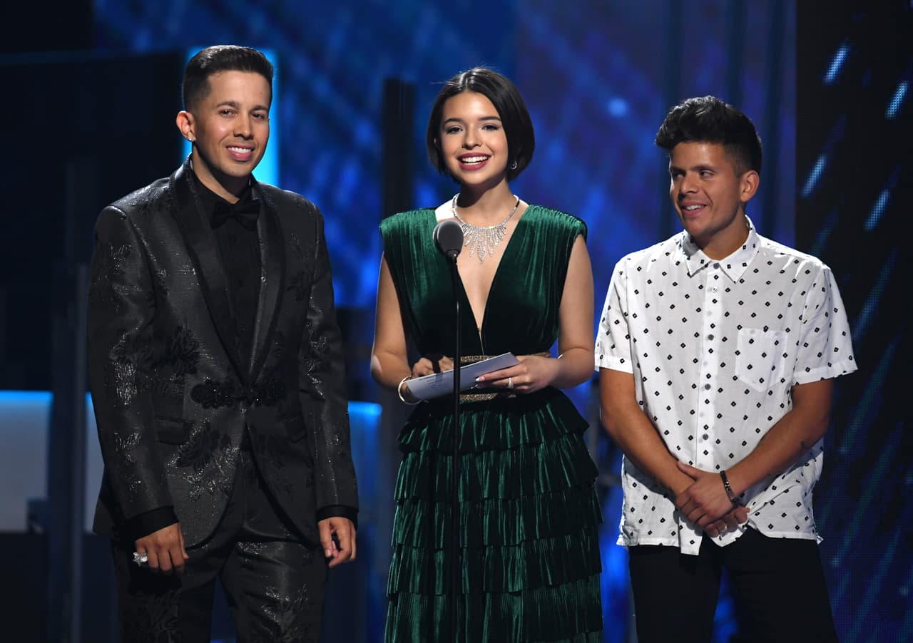 En la misma ocasión, pero durante la presentación del premio a Mejor Nuevo Artista, Ángela cambió su look y presumió una confección con un pronunciado escote, el cual lució con un deslumbrante collar plateado.