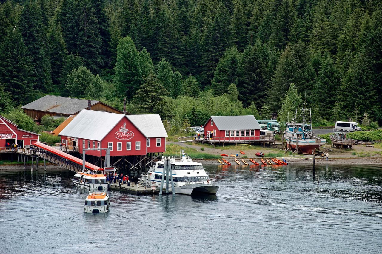 <b>Hoonah, Alaska</b>
<br>
<br>La compañía que dirige las operaciones turísticas de Hoonah es propiedad de nativos. Sus visitantes en su mayoría llegan en cruceros y esta empresa creó un eficiente sistema de góndolas para transportarlos, eliminando hasta 100 autobuses que emitían gases contaminantes. 
<br>
<br>Los lugareños incentivan el interés de los visitantes por la cultura nativa, lengua indígena y el arte local.
<br>