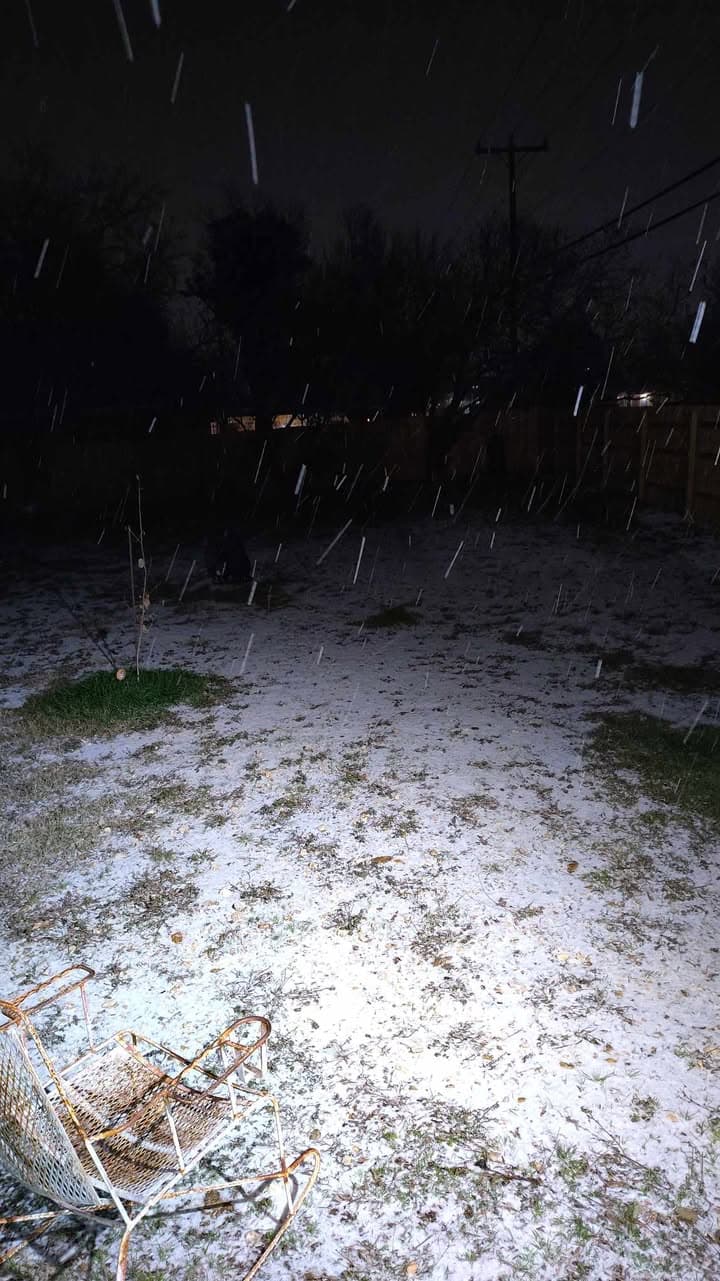 La tormenta invernal trajo una densa capa de nieve que cubrió la ciudad y varias zonas del centro de Texas. 
<br>
<br>Usuarios de Univision enviaron las imágenes de cómo vivieron la primer nevada del 2025.