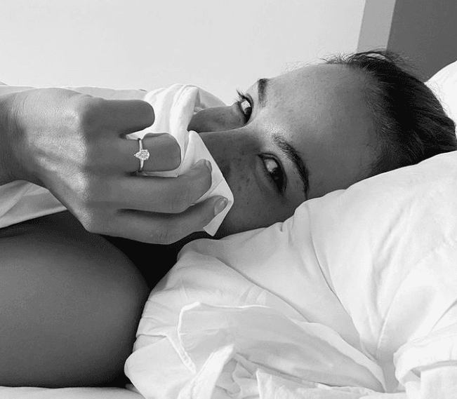 "Podría repetir una y otra vez el sonido de tu voz al decirlo, y sin lugar a dudas confirmar que es lo más bello que mis oídos han escuchado siempre. 
<b>Te amo y amaré hasta el día que deje de existir. Gracias por elegirme."</b>, escribió al pie de esta fotografía.