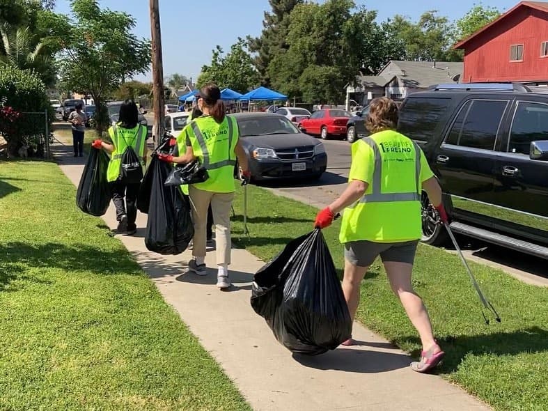 La 
<b><a href="https://www.facebook.com/BeautifyFresno/about" target="_blank">organización sin fines de lucro</a></b>
<a href="https://www.facebook.com/BeautifyFresno/about" target="_blank"> Beautify Fresno</a> que reúne a distintos grupos y esfuerzos, reunió a 68 voluntarios la jornada de limpieza del 8 de mayo en el suroeste de Fresno.