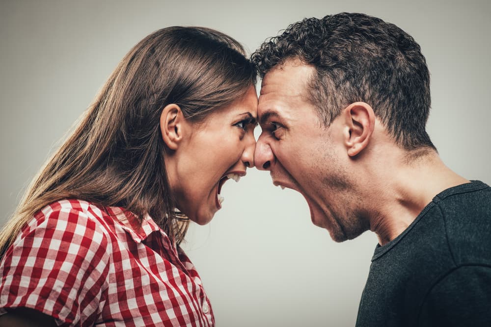 Un Escorpión además de rencoroso es vengativo; les gusta hacer ver que por cada ofensa que reciben, las pueden multiplicar. Aunque el perdón no es imposible con algunos; si auténticamente notan que la persona que los molestó los quiere y ruega por su perdón, además de demostrar constantemente su pena, tal vez considere darle una segunda oportunidad. Tal vez.