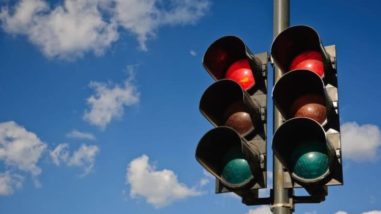 Si los semáforos están apagados, trata una intersección como una parada de cuatro vías.