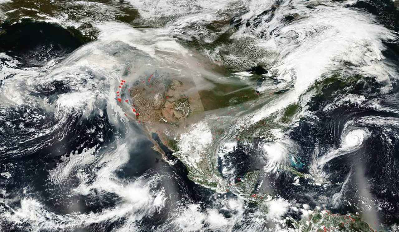 <b>Una angustiante foto de la Tierra desde el espacio nos muestra el impacto del cambio climático. </b>Esta imagen tomada por un satélite de NOAA y la NASA muestra cómo el humo de los incendios en la Costa Oeste de Estados Unidos llega a Nueva York, mientras el Atlántico está lleno de huracanes. La imagen, publicada el 15 de septiembre,
<a href="https://www.univision.com/noticias/medio-ambiente/el-clima-extremo-es-real-humo-de-los-incendios-llega-a-nueva-york-y-el-oceano-se-plaga-de-huracanes"> <u>refleja una serie de eventos climáticos extremos que para la mayoría en la comunidad científica son consecuencia del cambio climático.</u></a>