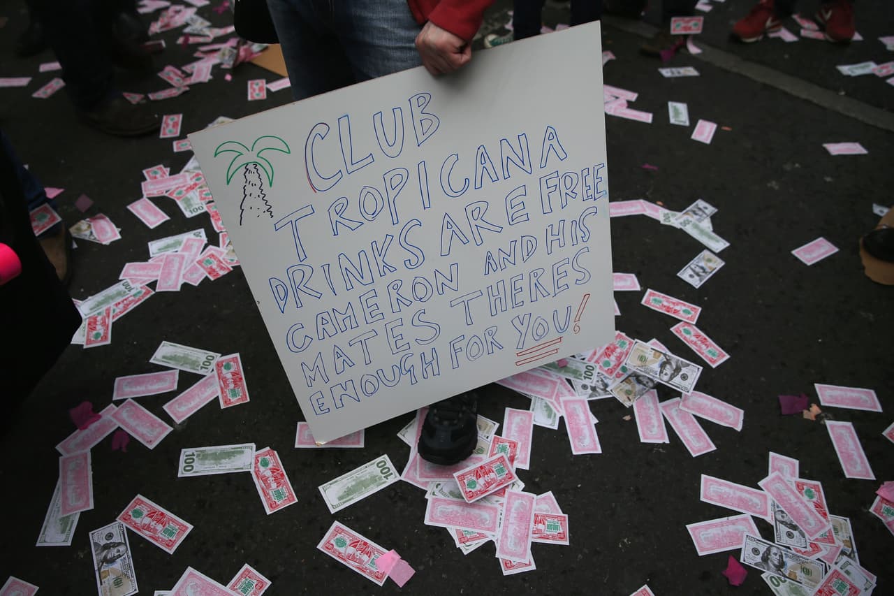 Menos de dos millas separaban la protesta con billetes falsos y pancartas, del hotel donde Cameron habló ante los delegados del partido conservador, congregados para preparar los comicios locales de mayo.