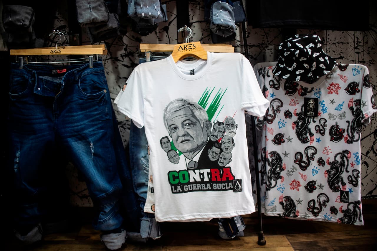 Una tienda en el Centro de la Ciudad de México tiene en venta esta camiseta con la imagen de AMLO. La prenda lleva la leyenda "Contra la guerra sucia", que hace alusión a los rostros que aparecen más pequeños atrás de AMLO, entre los que se encuentra el presidente 
<a href="https://www.univision.com/temas/enrique-pena-nieto">Peña NIeto</a>; los expresidentes Felipe Calderón, Vicente Fox y Carlos Salinas de Gortari; así como los candidatos a la presidencia 
<a href="https://www.univision.com/temas/ricardo-anaya">Ricardo Anaya</a> y 
<a href="https://www.univision.com/temas/jose-antonio-meade">José Antonio Meade</a>.