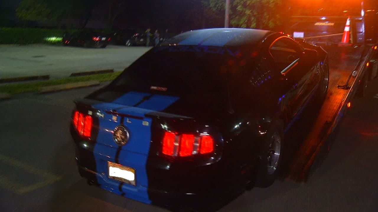 Nombre: Ford Mustang Shelby GT500 (2da Generación)
<br>Precio Base: $55,000
<br>Motor: V8 5.8 litros Supercargado
<br>Potencia: 662 hp @ 6500 rpm; 631 lb-ft @ 4000 rpm 
<br>Velocidad Máxima: 202 mph (323 km/h)
<br>Aceleración (0-60 mph): 3.5 segundos
<br>
<br>
<br>