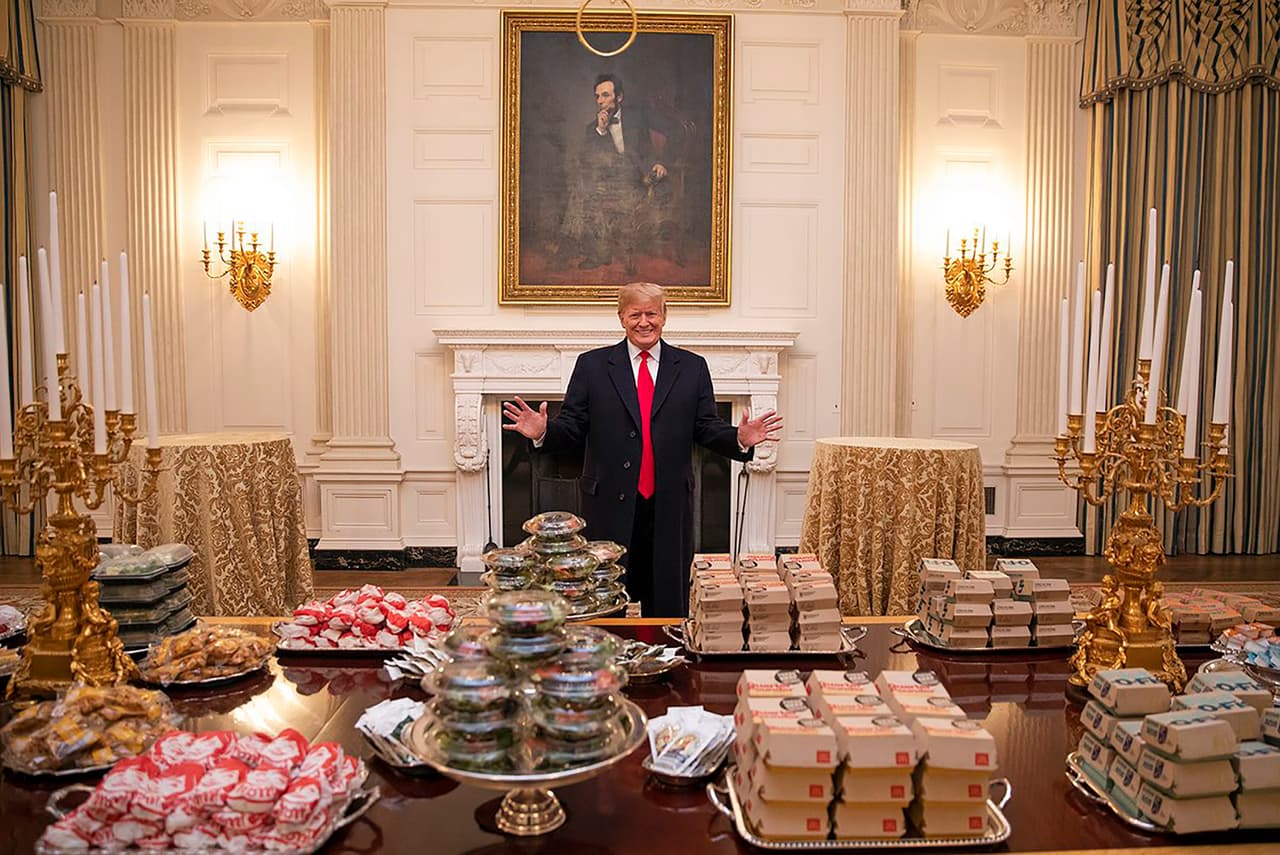 <b>McDonald's para celebrar. </b>El 15 de enero de 2019 el presidente Donald Trump ofreció en la Casa Blanca un banquete adaptado al cierre parcial del gobierno: 
<a href="https://www.univision.com/noticias/politica/las-imagenes-del-banquete-de-comida-rapida-que-sirvio-trump-en-la-casa-blanca-fotos">bandejas de plata repletas de hamburguesas, papas fritas</a> y otros platillos de restaurantes de comida rápida. 
<a href="https://www.univision.com/noticias/politica/mcdonalds-en-bandeja-de-plata-que-dice-de-trump-el-banquete-de-comida-chatarra-en-la-casa-blanca">Fue el agasajo para los Clemson Tigers, campeones de fútbol americano universitario.</a>