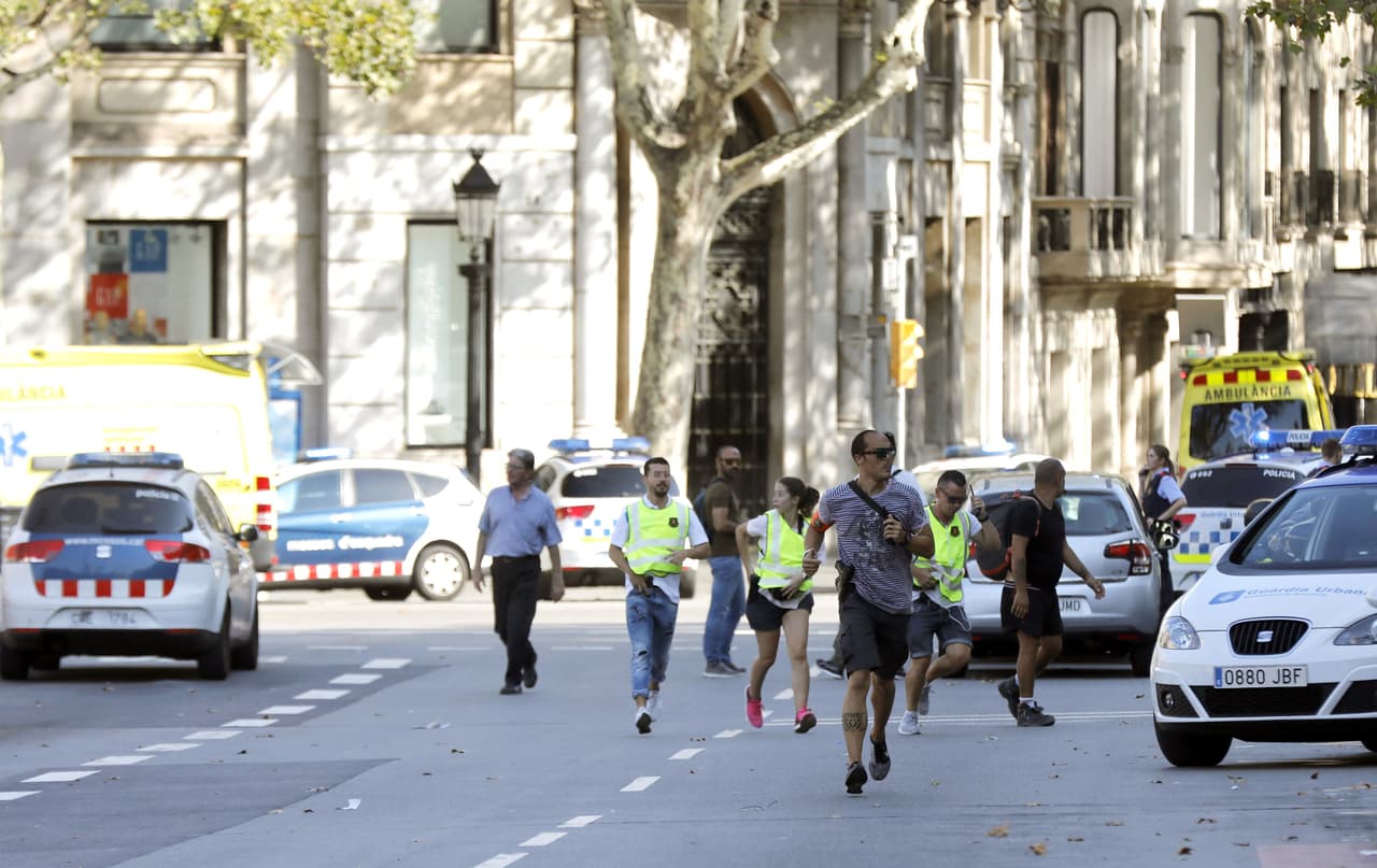La policía pidió evitar el centro de Barcelona para no entorpecer las labores de los servicios de emergencia. La alcaldesa de la ciudad, Ada Colau, indicó que "seguimos de cerca los acontecimientos ocurridos en la Rambla" e indicó que "los equipos de emergencia están activados y están trabajando", añadió en su cuenta de Twitter.
<br>