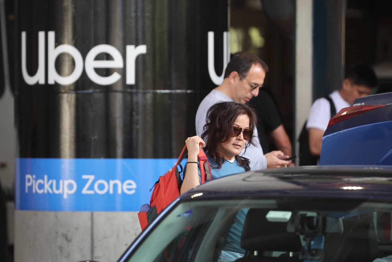 Cada vez que solicites un viaje, asegúrate de subirte al auto correcto con el conductor indicado. Revisa el número de placa, la marca y el modelo del auto y la foto del conductor con lo que se proporciona en tu aplicación.