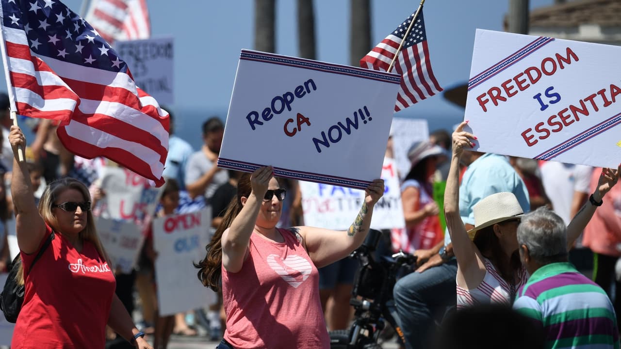 Si bien California fue reconocido como una de los estados de EEUU en reaccionar primero a la pandemia, con un control de la curva de contagio durante la emergencia, expertos ahora consideran que la reapertura fue muy rápida y las medidas de control de previsión de contagios como el uso de mascarilla y el distanciamiento social fueron relajadas múltiples veces en masivas aglomeraciones.
