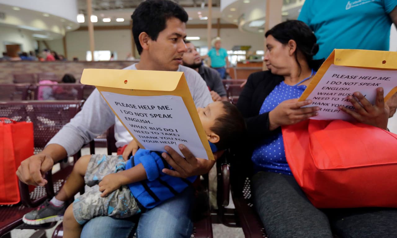 La deportación expedita de familias reunificadas sigue en suspenso al postergarse el fallo judicial