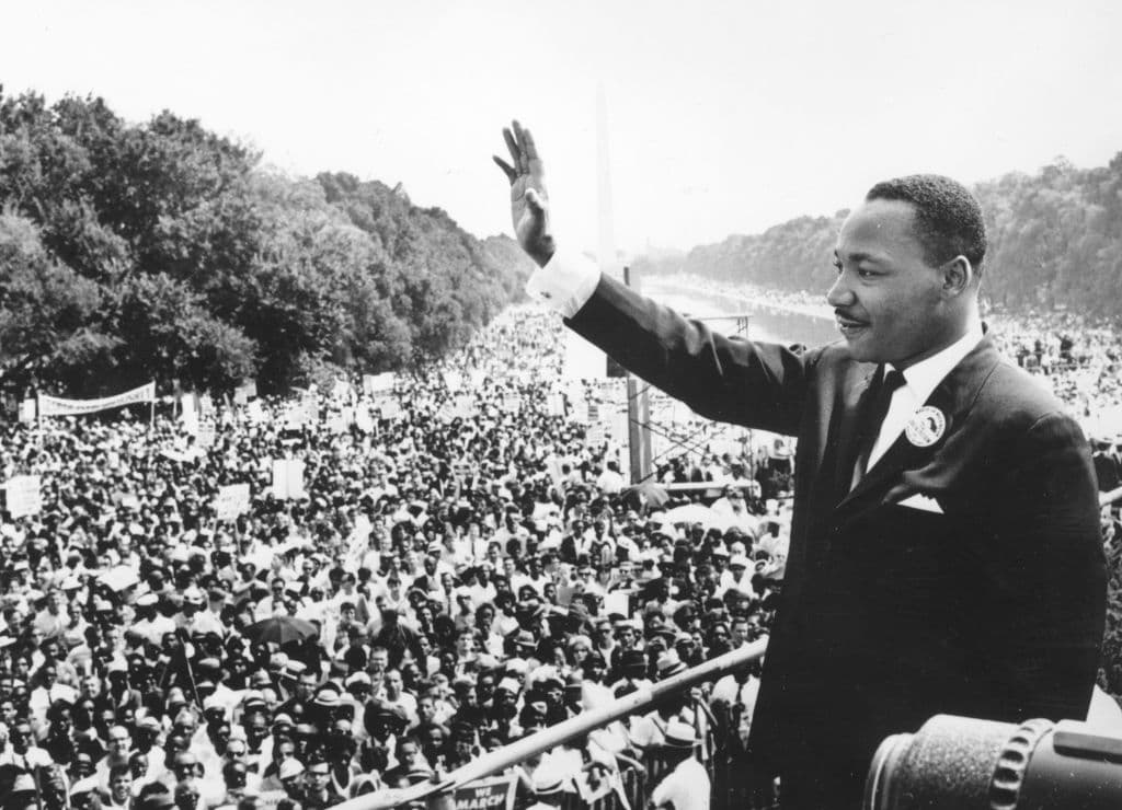 Desde sus escalinatas el líder de los derechos civiles afroestadounidense 
<a href="https://www.univision.com/noticias/el-mundo-recuerda-a-martin-luther-king-fotos">Martin Luther King</a> (1929 - 1968) pronunció su emblemático discurso por la igualdad 
<b>"I Have a Dream" </b>(Yo tengo un sueño).