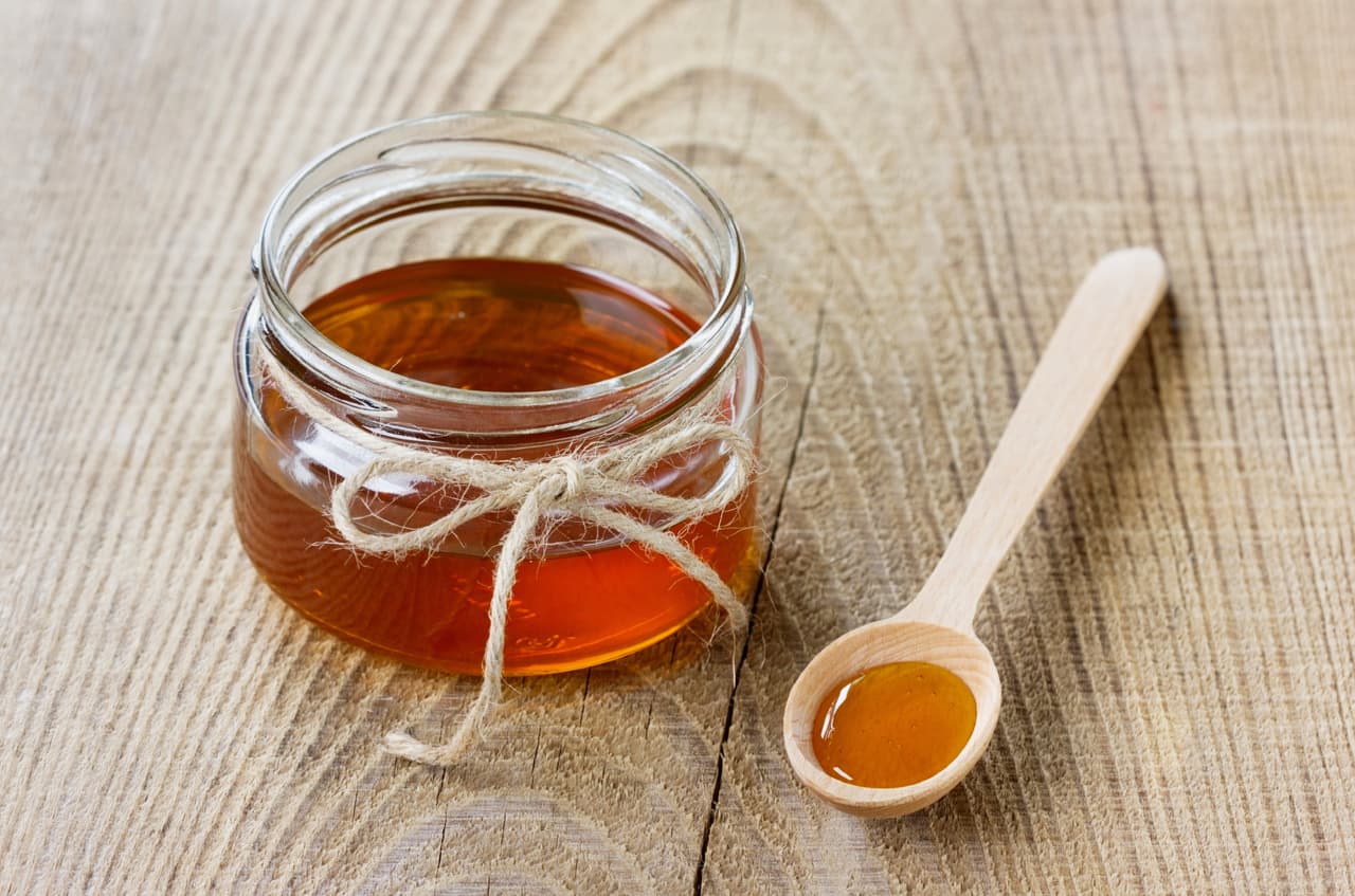 Sobre la foto dentro del bote o recipiente que hayas elegido, derrama unas cuantas cucharadas de miel pura de abeja, para 'endulzar' la relación.
