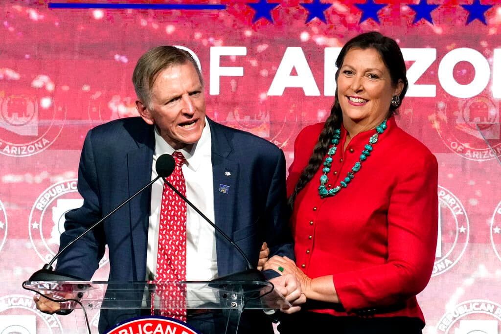 <h3 class="cms-H3-H3">Paul Gosar (Arizona)</h3>
<br>
<br>Gosar, uno de los republicanos más extremistas en la Cámara de Representante, al punto que una vez tuiteó un video manipulado que lo mostraba matando tanto a la representante Alexandria Ocasio-Cortez como al presidente Joe Biden, es uno de los líderes de la oposición a la presidencia de McCarhy.
<br>
<br>El martes sin embargo se le vió conversando con Ocasio-Cortez en el recinto de la Cámara. Según un portavoz de la representante demócrata, esta le aseguró a Gosar que los demócratas no ayudarían a McCarthy a salir de atrolladero en el que está sumido.
<br>