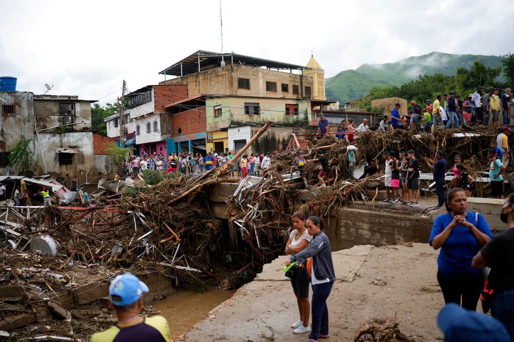 Residentes de Las Tejerías observan los destrozos causados por el brutal deslave.