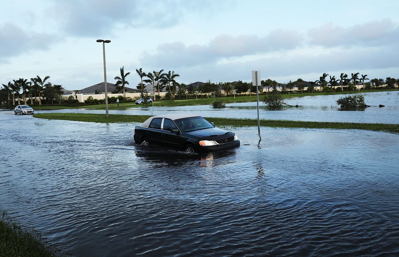 Áreas de Bonita Springs, en la costa oeste, se inundaron este domingo. La electricidad estaba cortada en gran parte de la región con inundaciones localizadas.