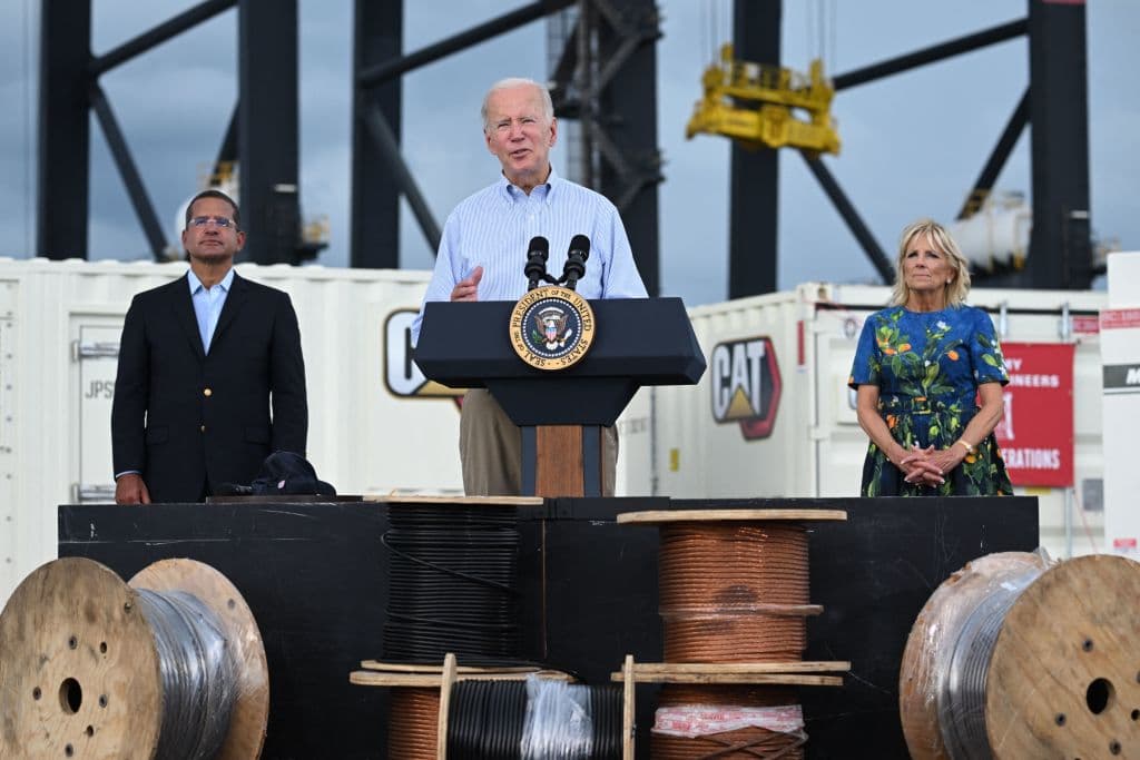 La escenografía del evento llamó la atención por los 
<b>enormes rollos de cable eléctrico</b> que a alquien le pareció apropiado colocar frente al podio de Biden, considerado uno de los hombres más poderosos del mundo.