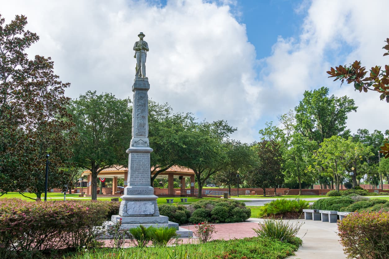 <b>Ocala, Florida |</b> Los precios de las casas han subido un 33.8%.
<br>
<br>"La subida de los precios en muchas ciudades pequeñas están superando en este momento el alza en mercados más caros primarios", dijo el economista de la asociación en un reporte. "Esto se debe a que los compradores están en busca de casas más baratas y como resultado de las mayores oportunidades para trabajar desde casa", agregó.